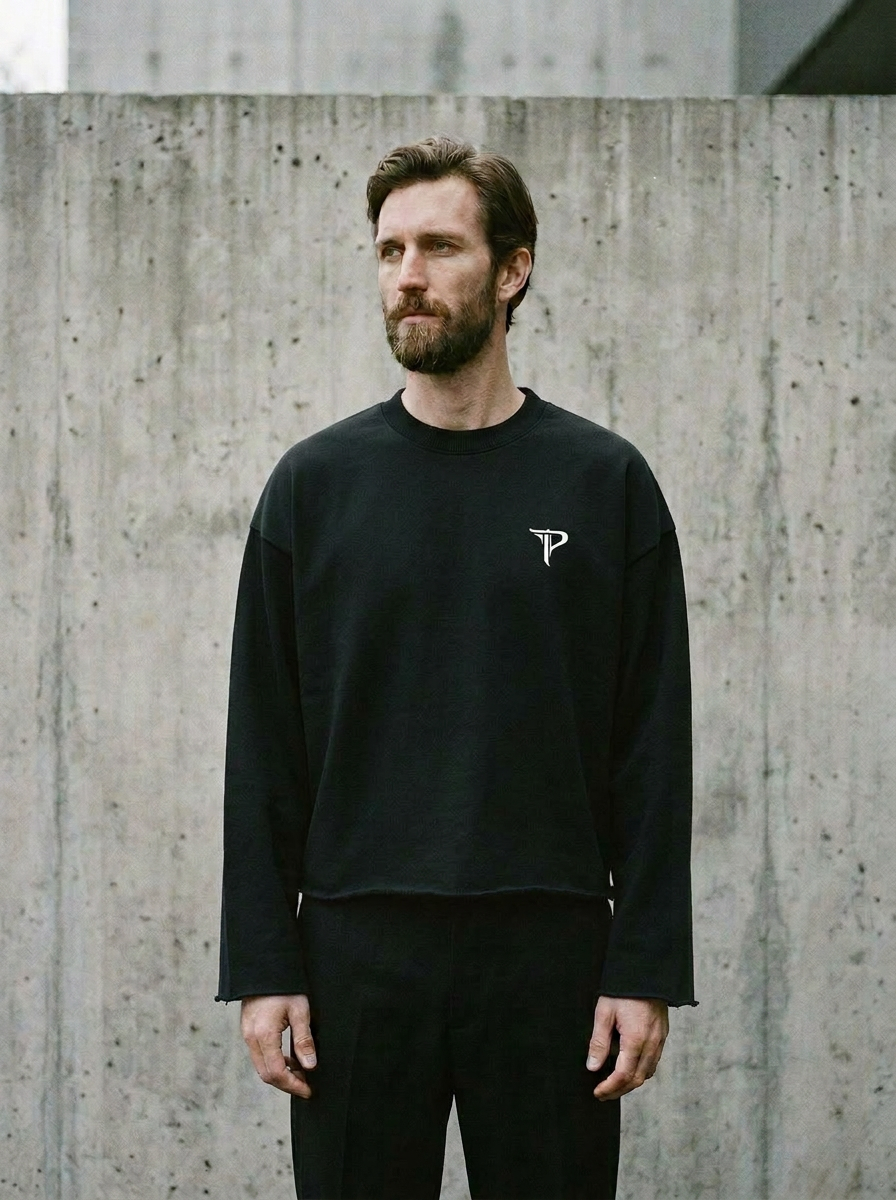 Model wearing the PASSO Tutto Passa long sleeve in front of a concrete wall