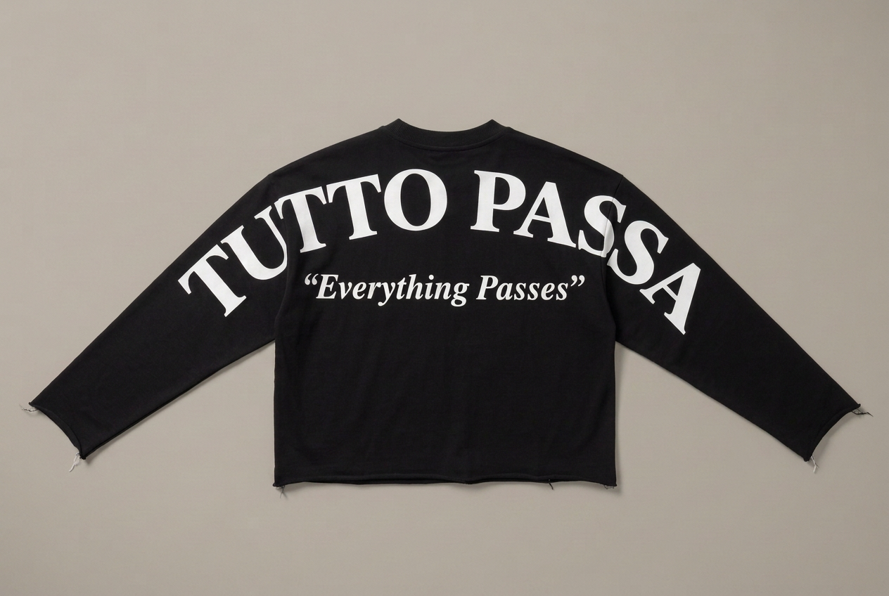 Back of the Tutto Passa knit with arched TUTTO PASSA serif print